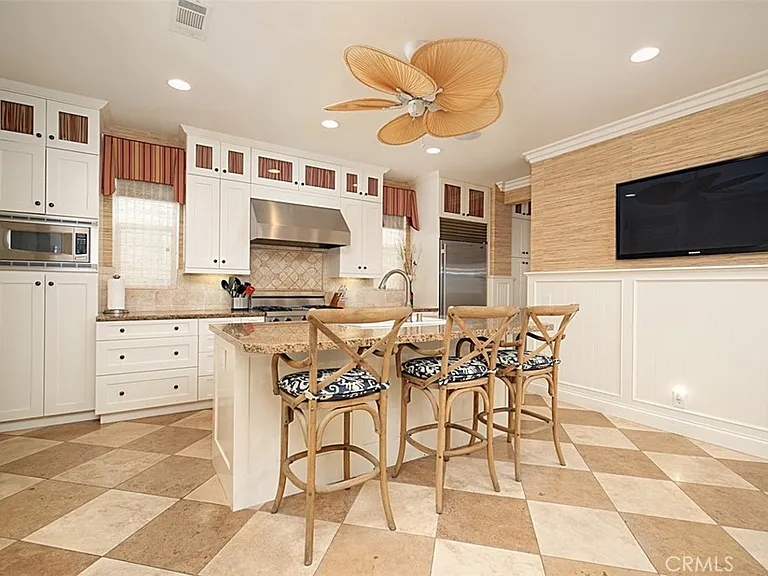 208 E Balboa Blvd — Photo 16