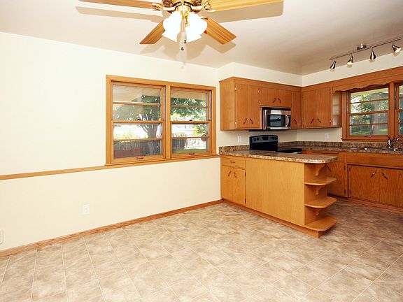 4th image of 3205 32nd Ave NE
