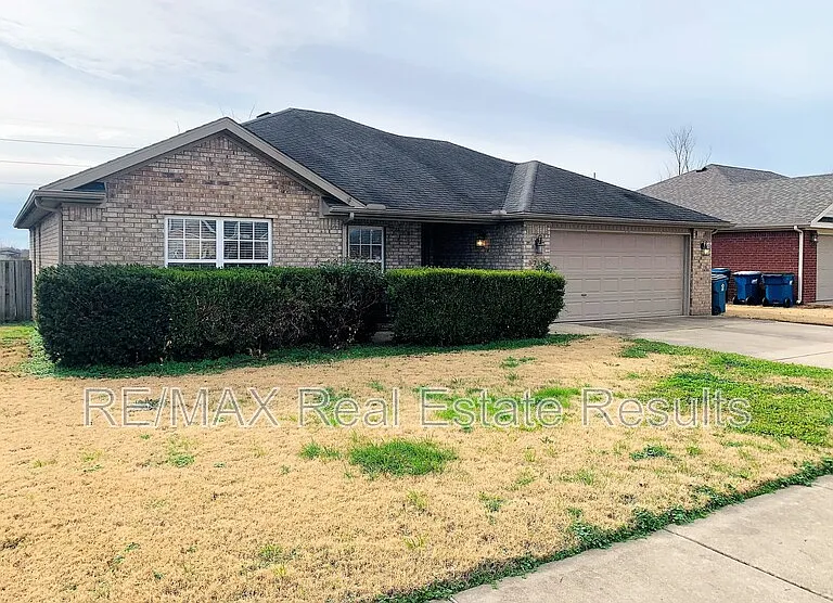 3711 SW Hansom Loop — Photo 1