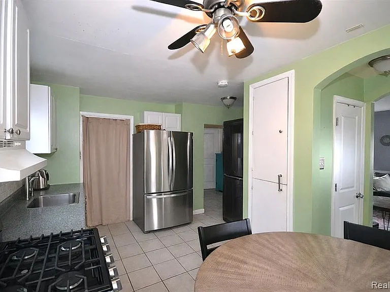 125 E Thirteen Mile Rd — Photo 3