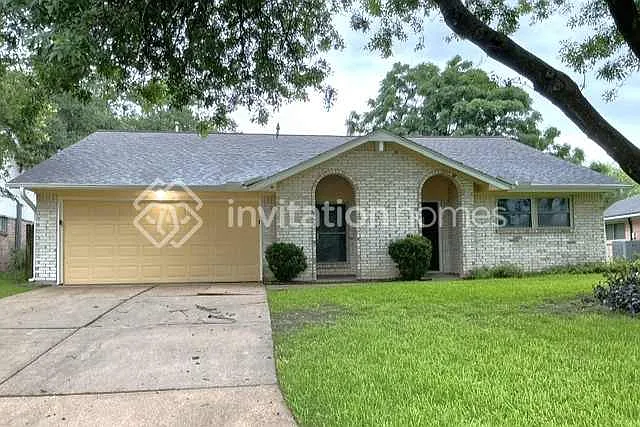2104 Yorktown Ct N — Photo 1