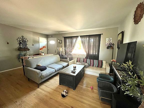 3rd image of 811 Holmes Dr