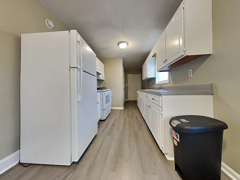 3 bed, 1.0 bath, 1162 sqft, $999 — Photo 2