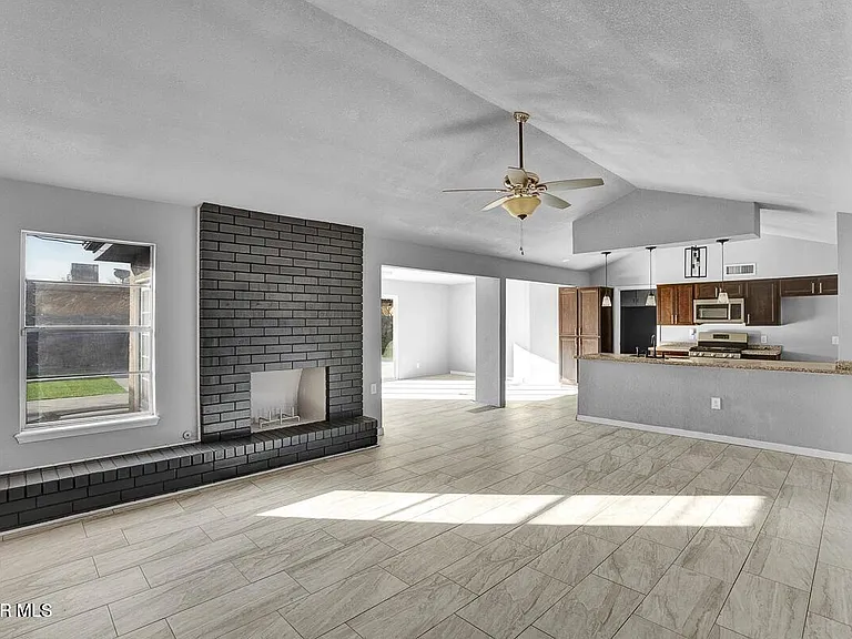 3709 Roslyn Dr — Photo 8