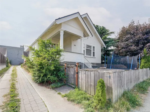 951 Caledonia Ave, Victoria, BC V8T 1E7