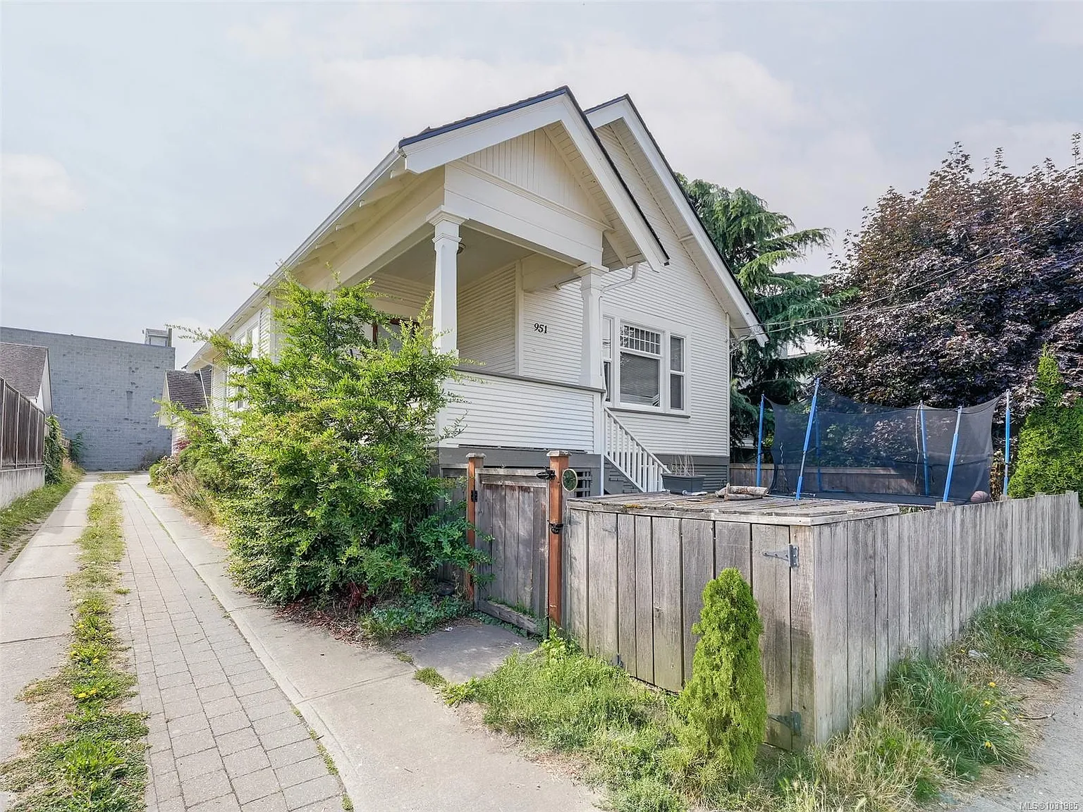 951 Caledonia Ave photo 1