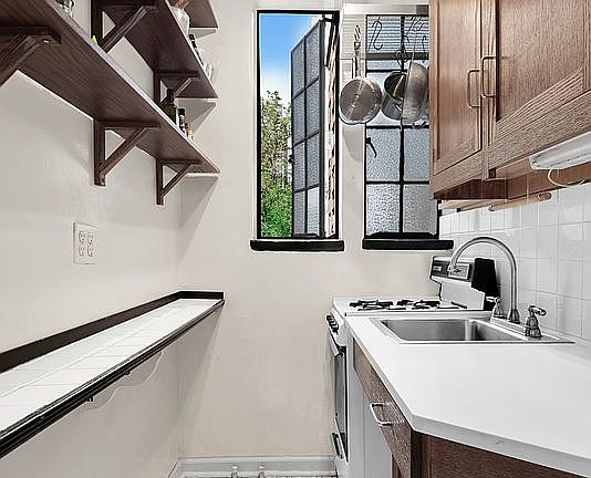 4th image of 333 E 41st St APT 2F