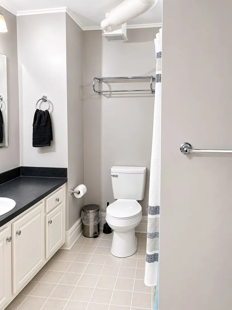 Rare Top-Floor Frunished Loft in Elizabeth with 22' Ceilings, Gated Parking and Walkable Dining — Photo 4