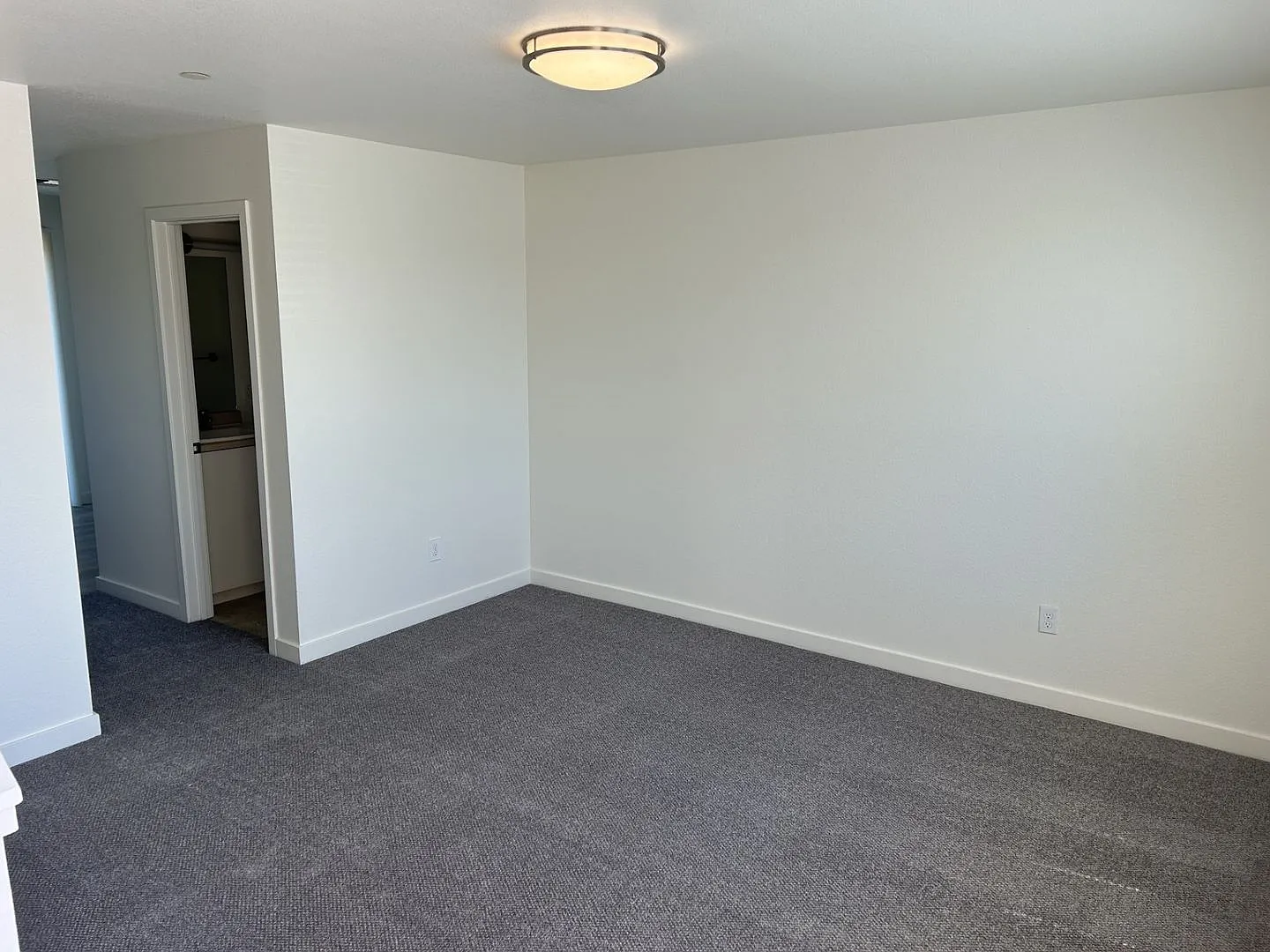 Spacious 2 Bed, 1.5 Bath, 900 Square Foot Apartment with Air Conditioning. — Photo 4