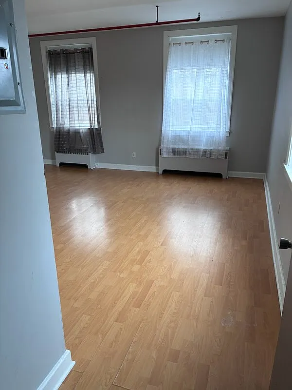 490 Wiley Avenue Windsor — Photo 3
