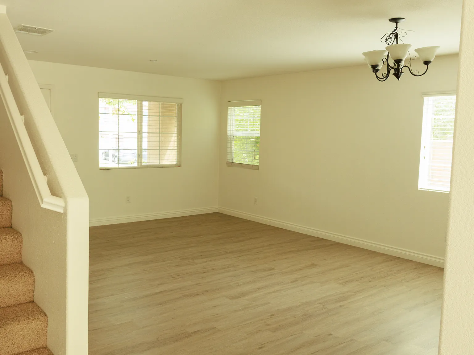 5 bed, 3200 sqft, $3,850 — Photo 3