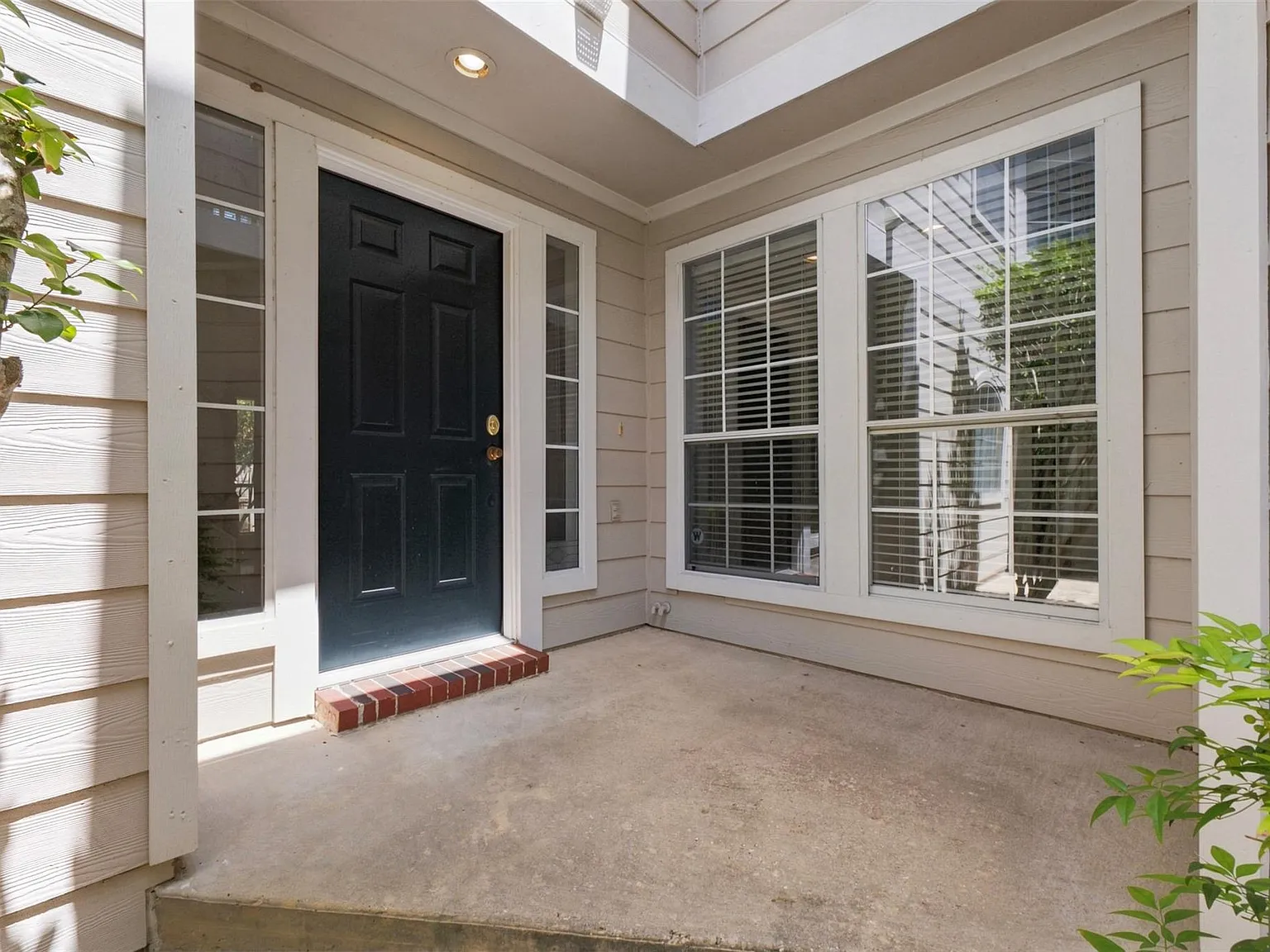 3 bed, 2.5 bath, 2031 sqft, $2,200 — Photo 2
