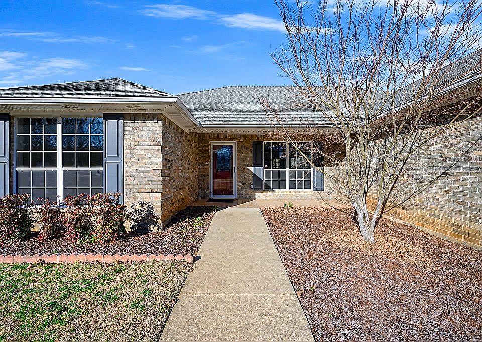 1st image of 509 Oak Brook Dr