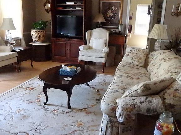 4th image of 105 Meadowcreek Dr
