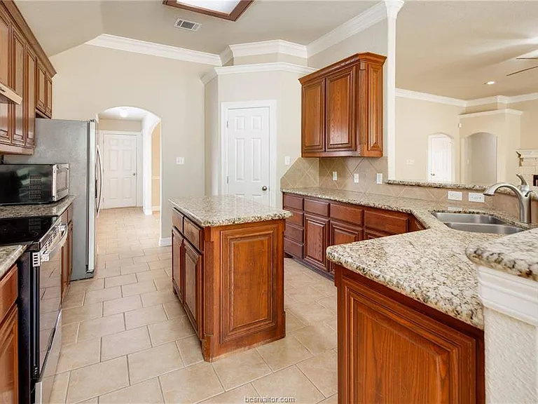 2481 Newark Cir — Photo 5