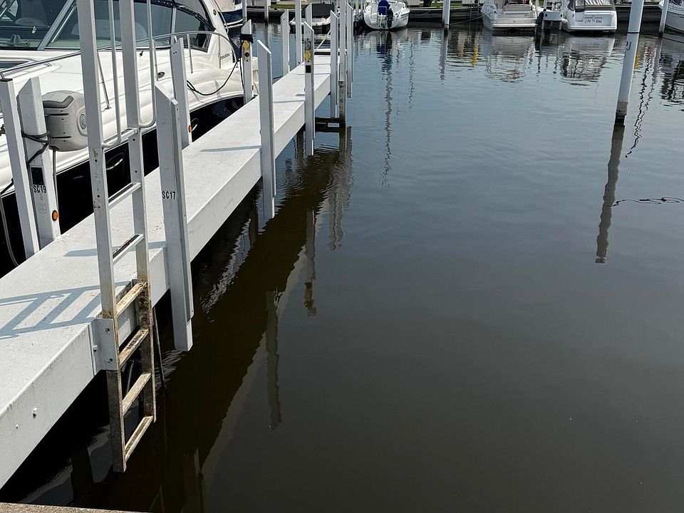 1st image of 17 Harbor Isle Dr