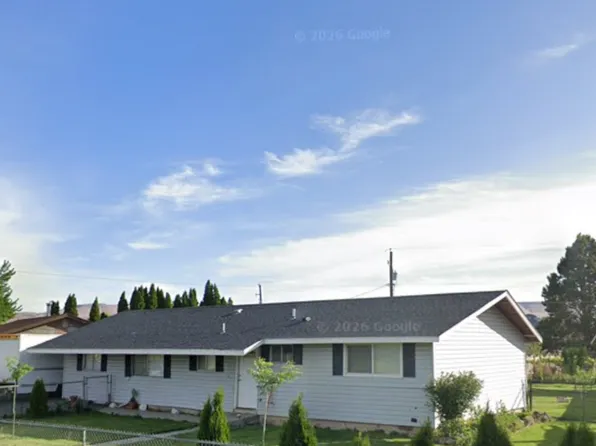225 Blossom Dr, Moxee, WA 98936