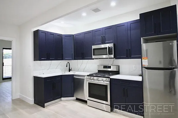 Rented by Real Street Inc | media 10