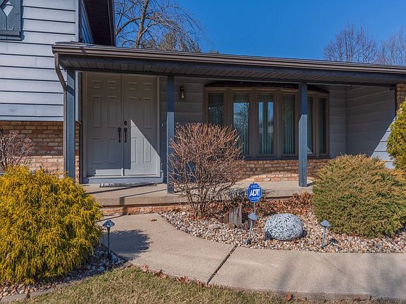 2nd image of 905 Broadmoor Dr