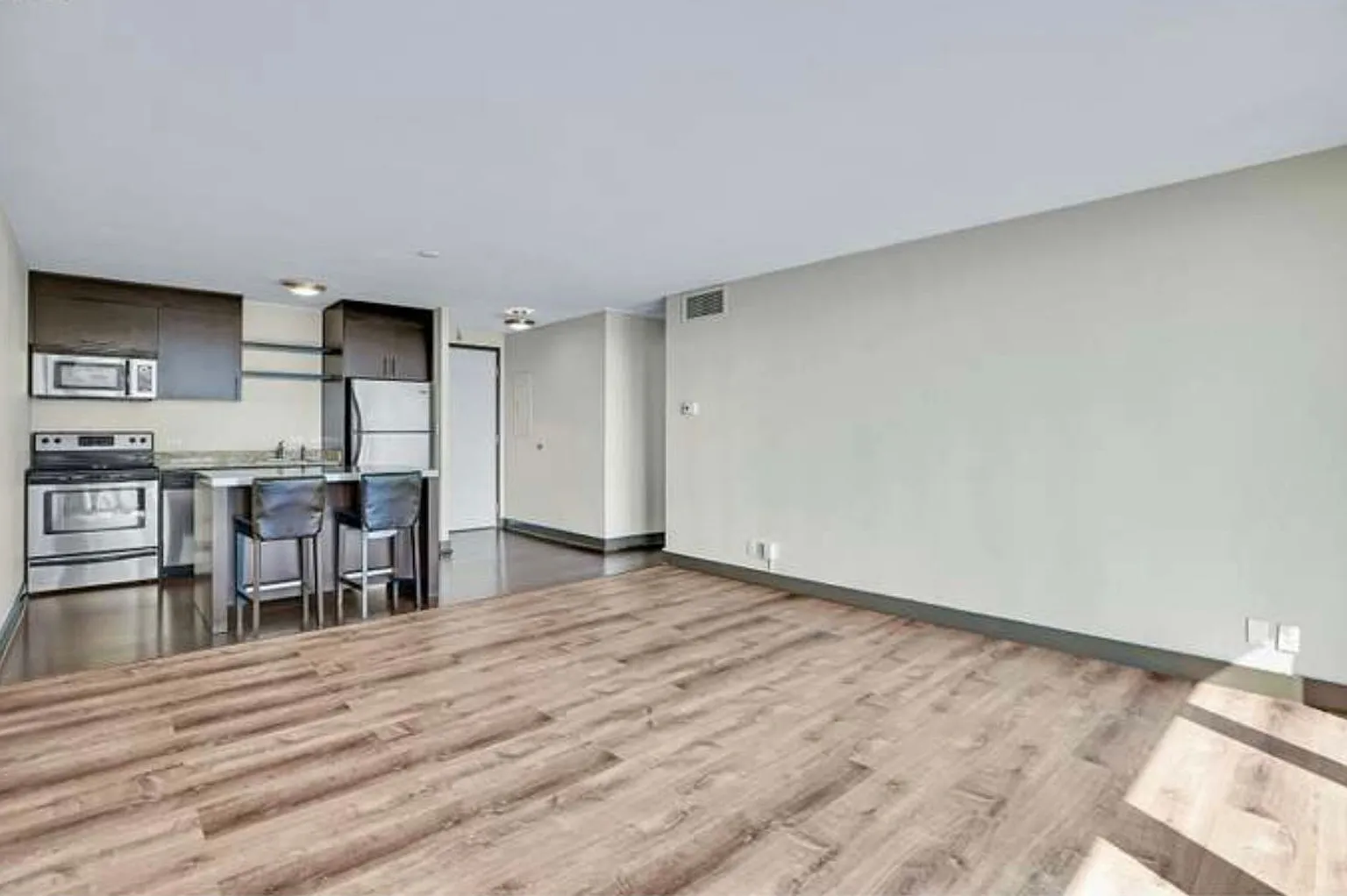 Harrison West Condos - 1 Bed/1 Bath W/Balcony/Parking/Free Laundry/Pool (Downtown/Psu/Ohsu) — Photo 4