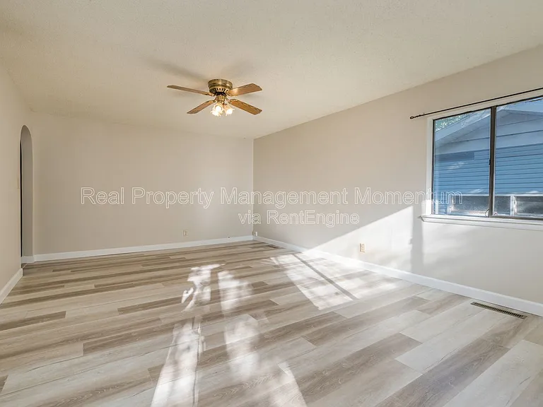 1913 S Broadway Ave — Photo 7
