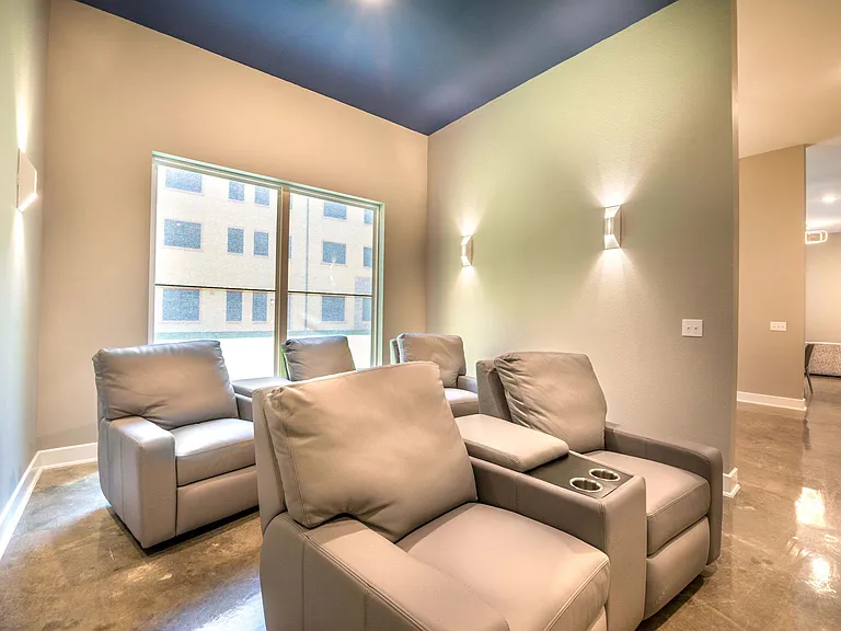 Lakeview Apartments — Photo 17