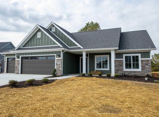 5119 Greyson Heights Dr, Auburn, IN