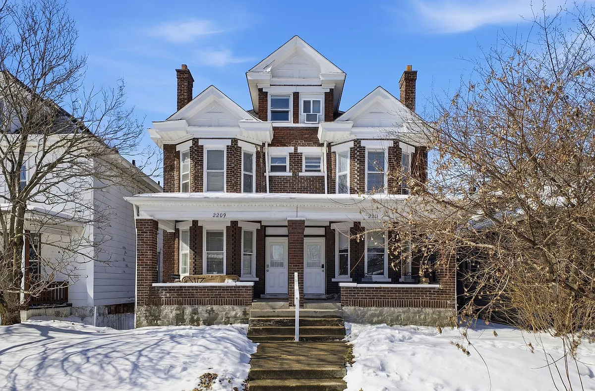 Building Photo - 2209 Summit St #2211