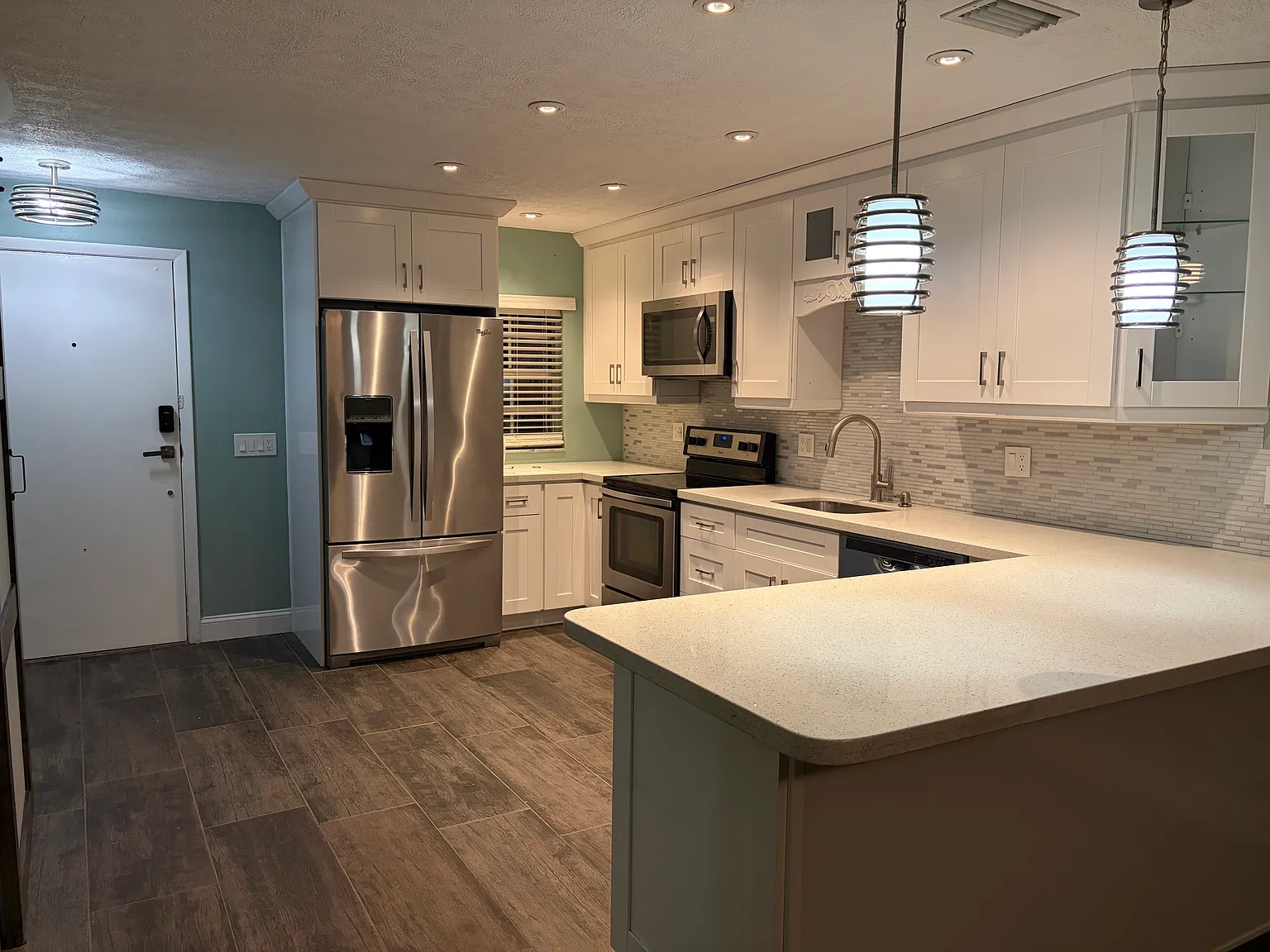 2 bed, 900 sqft, $2,400 — Photo 2