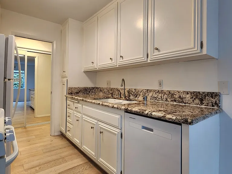 1243 Wellesley Ave #5 — Photo 8