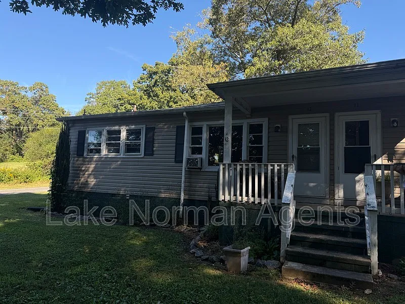2 bed, 1.0 bath, 806 sqft, $1,200 — Photo 2