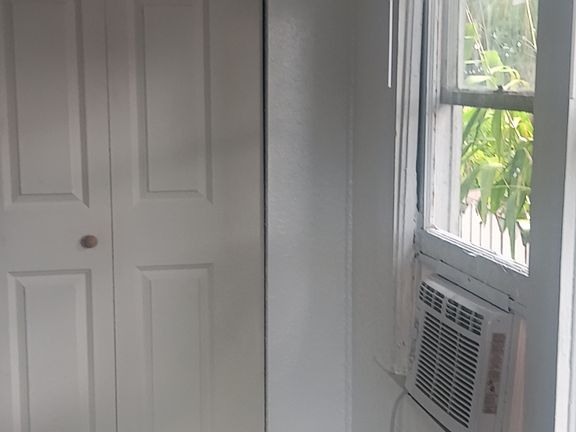 3rd image of 933 E 11th Ave