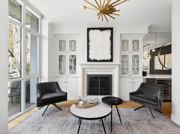 471 Beach Cres, Vancouver, BC V6Z 3B9