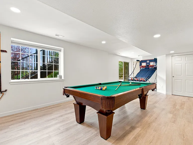 2445 Clayton Cir — Photo 37