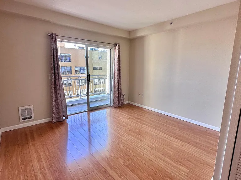 140 S Van Ness Ave #1024 — Photo 7