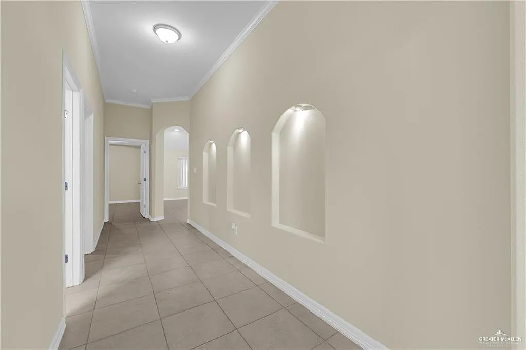 3 bed, 2.0 bath, 2123 sqft, $2,300 — Photo 4