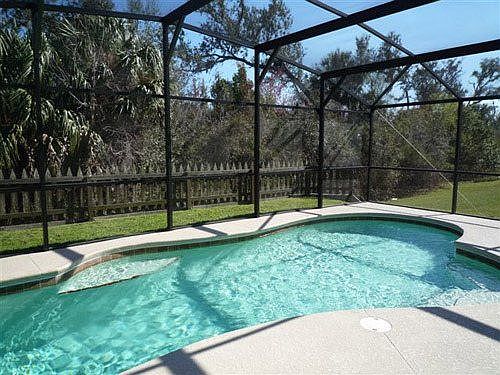 LV5P4504PC-pool-area