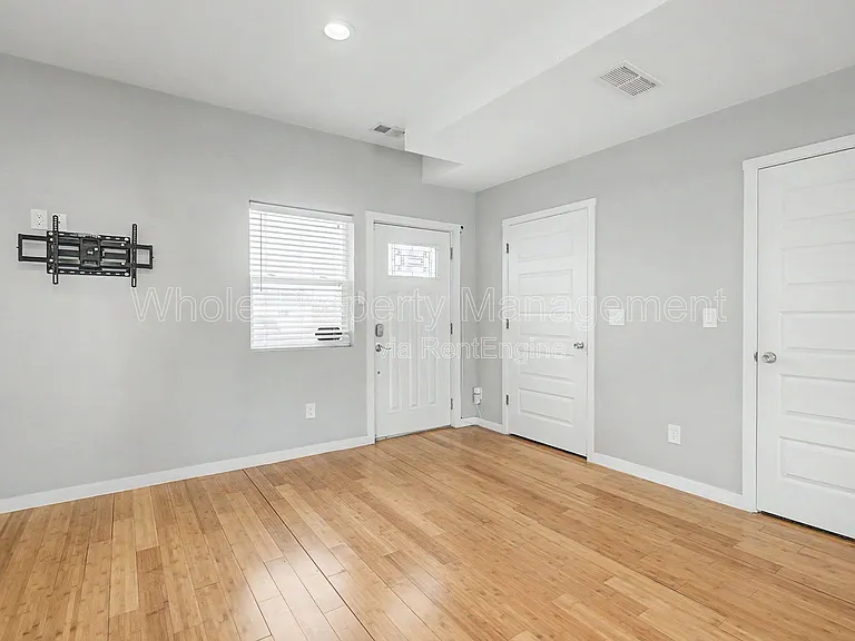 5803 Poplar St — Photo 2