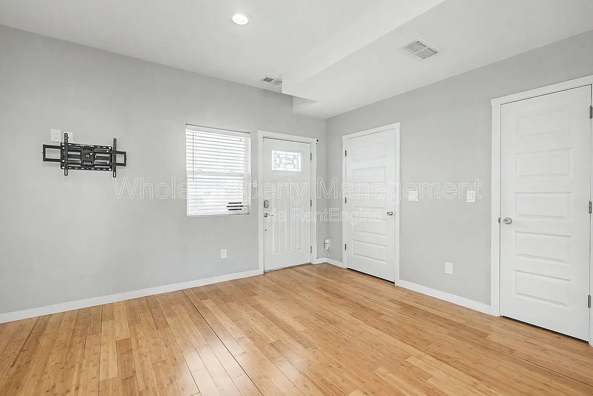 Building Photo - 5803 Poplar St