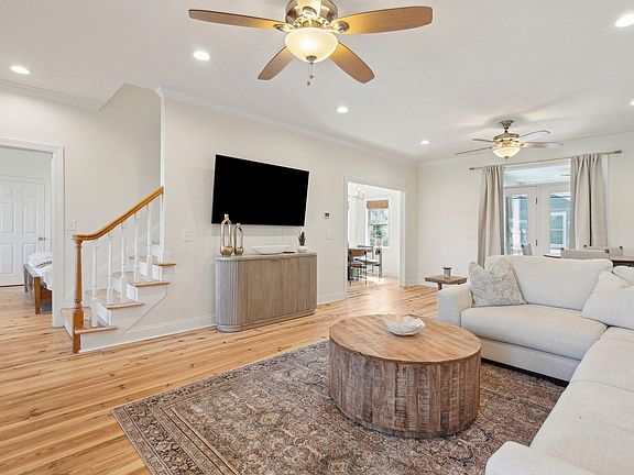 2nd image of 40 Battery Park Rd