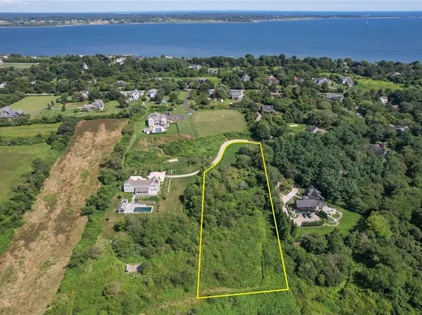 100 Summerfield Ln, Middletown, RI 02842