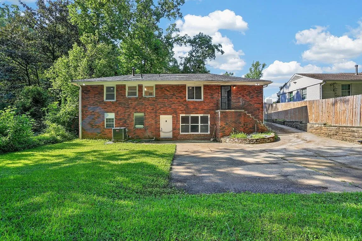 4 bed, 2211 sqft, $2,267 — Photo 3