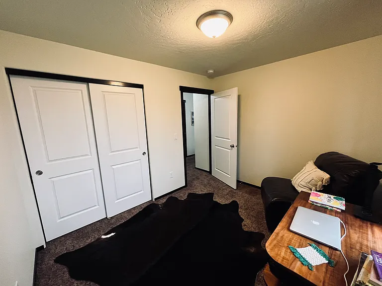 430 Riley Ave — Photo 2