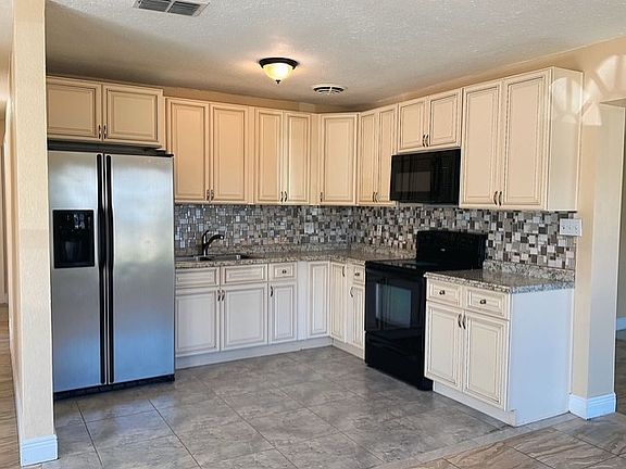 4th image of 7618 Arezzo Ave