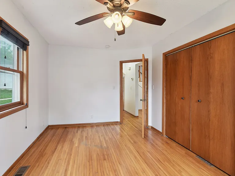 2745 Webster Ave S — Photo 15