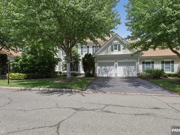 122 Whitepine Ct, Paramus, NJ 07652