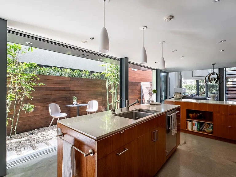 546 Broadway St — Photo 10
