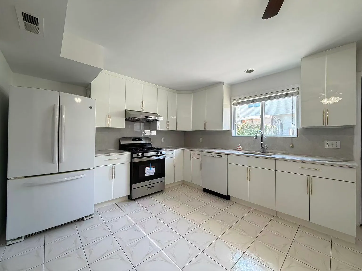 3 bed, 1.5 bath, 1408 sqft, $3,500 — Photo 1
