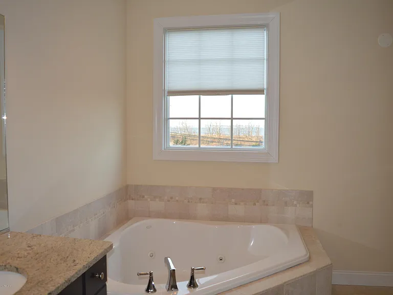 606 Park Ave — Photo 44
