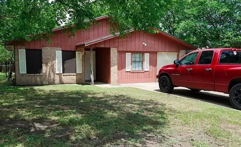 1111 S Dexter Dr — Photo 2